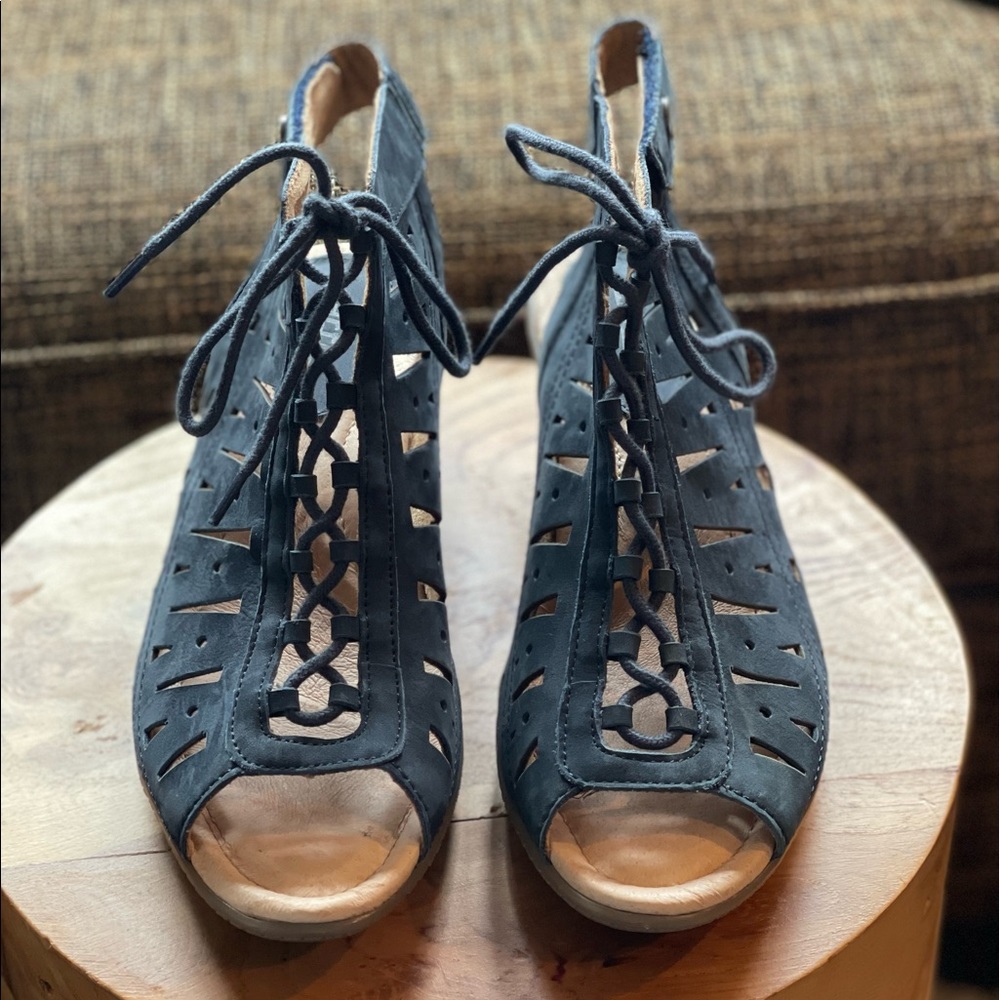 Earth - Size 9 - Brand New - Comfortable